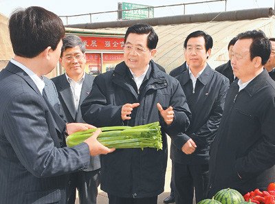 胡錦濤在寧夏考察西部大開發(fā) 手捧清水品嘗