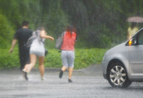 廣東多地普降強酸雨 專家稱不會導致皮膚癌