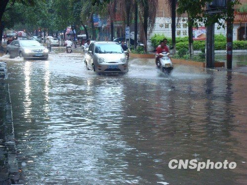 5月14日，暴雨后的廣西北流市新松路發(fā)生內(nèi)澇。受冷暖空氣共同影響，5月13日——5月14日廣西北部地區(qū)出現(xiàn)強(qiáng)降雨天氣，部分地區(qū)出現(xiàn)200毫米以上特大暴雨，廣西局部地區(qū)出現(xiàn)洪澇等次生災(zāi)害。 中新社發(fā) 張希友 攝