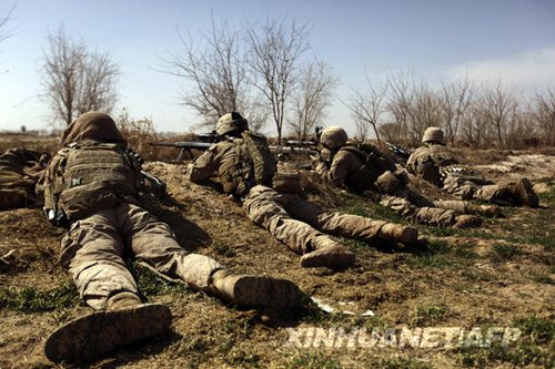 在阿富汗南部赫爾曼德省馬爾賈地區(qū)，美軍狙擊手在一次軍事行動(dòng)中臥倒隱蔽。新華社/法新