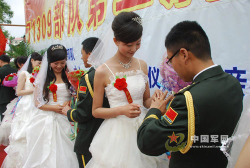 沈陽(yáng)軍區(qū)提倡為官兵舉辦集體婚禮。