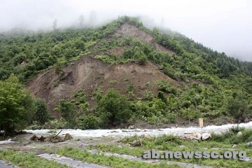 四川阿壩理3萬方滑坡體傾瀉 造成3人失蹤(圖)