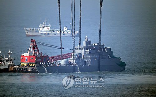 韓國天安艦艦首打撈成功 呈現(xiàn)強(qiáng)力沖擊痕跡