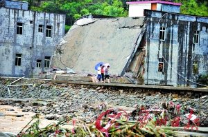 廣東暴雨致55人遇難42人失蹤 洪水劈掉半邊房