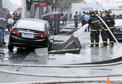 武漢高壓電纜溝發(fā)生爆炸 氣浪掀翻轎車(chē)(圖)