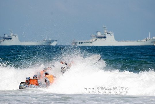 海軍陸戰(zhàn)隊(duì)某旅在惡劣海況下與登陸艦配合進(jìn)行裝卸載訓(xùn)練。宋春偉 攝影報(bào)道