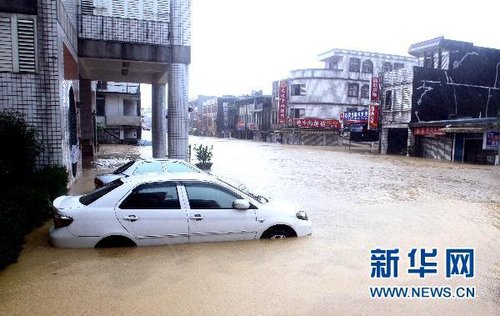 10月21日，洪水將臺(tái)灣宜蘭縣蘇澳地區(qū)街道淹沒。新華社發(fā)