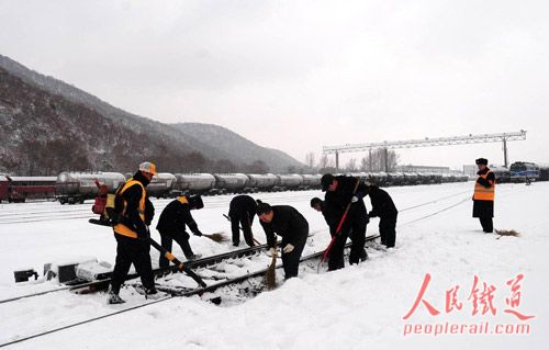 11月8日大雪襲擊吉林地區(qū) 車務(wù)段龍?zhí)渡秸厩鍜叩啦?來源：人民鐵道報)