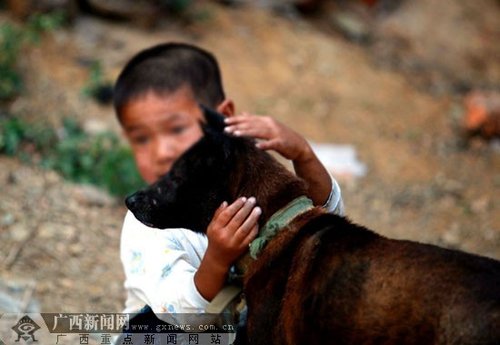 廣西6歲艾滋孤兒獨自生活 飯菜沒油沒鹽吃的香