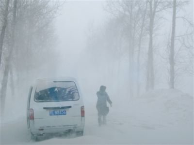 黑龍江遭遇暴雪公路被阻 800多輛車被困(圖)