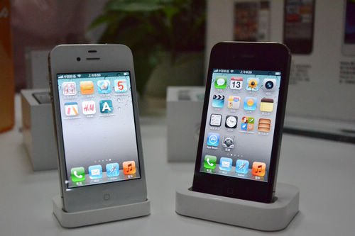 iphone4s開售，青島iphone4s真機實拍，銷售員介紹iphone4s套餐及辦理方法