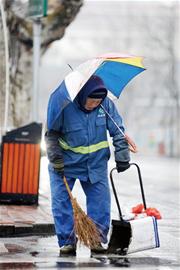 青島75歲環(huán)衛(wèi)奶奶雨中瘸腿清掃大街