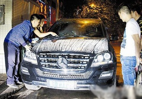 剛買半年奔馳當(dāng)街起火 車主懷疑車系自燃