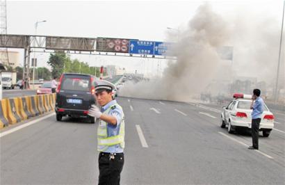 奔馳撞住起火 交警救出乘客兩分鐘后爆燃