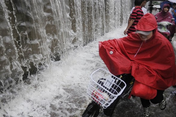 杭州暴雨 市民上街捕魚