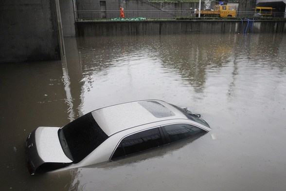 杭州暴雨 市民上街捕魚