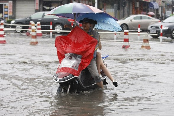 杭州暴雨 市民上街捕魚