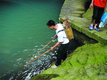 外地男深夜組團(tuán)電魚抓青蛙 李村河漂一片死魚