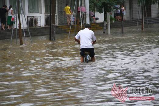 臨沂暴雨街道成河 公交積水市民駕充氣船出門(mén)