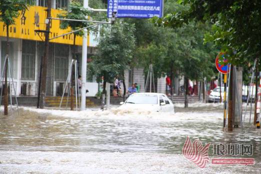 臨沂暴雨街道成河 公交積水市民駕充氣船出門(mén)