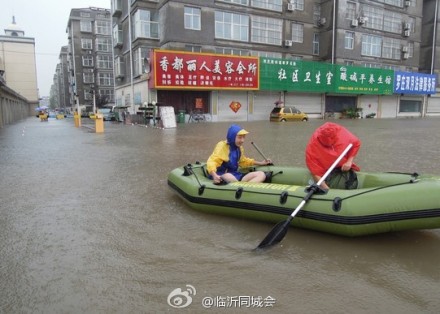 臨沂暴雨街道成河 公交積水市民駕充氣船出門