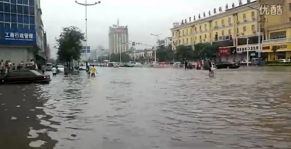 臨沂暴雨街道成河 公交積水市民駕充氣船出門(mén)