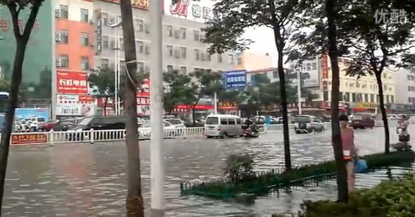 臨沂暴雨街道成河 公交積水市民駕充氣船出門(mén)