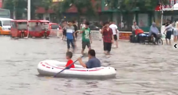 臨沂暴雨街道成河 公交積水市民駕充氣船出門