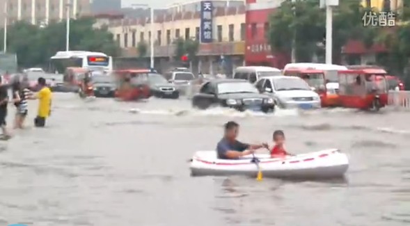 臨沂暴雨街道成河 公交積水市民駕充氣船出門(mén)