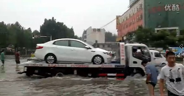 臨沂暴雨街道成河 公交積水市民駕充氣船出門(mén)