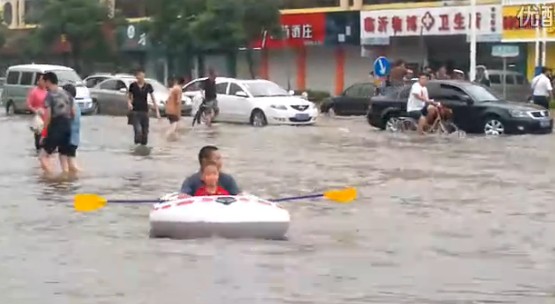 臨沂暴雨街道成河 公交積水市民駕充氣船出門(mén)