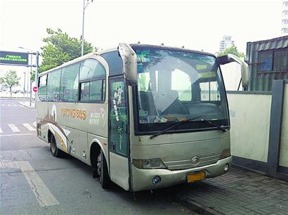 青島常見霸道報(bào)廢車被批環(huán)境流氓 一身灰塵一占兩年