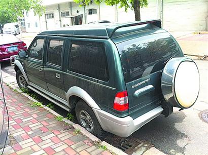 青島常見霸道報(bào)廢車被批環(huán)境流氓 一身灰塵一占兩年