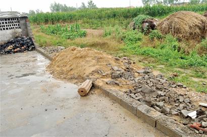 青島一高墻倒塌10人活埋哭叫聲一片 斷腿斷臂慘不忍睹