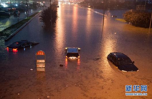 北京特大暴雨已造成37人死亡 車輛水中游泳