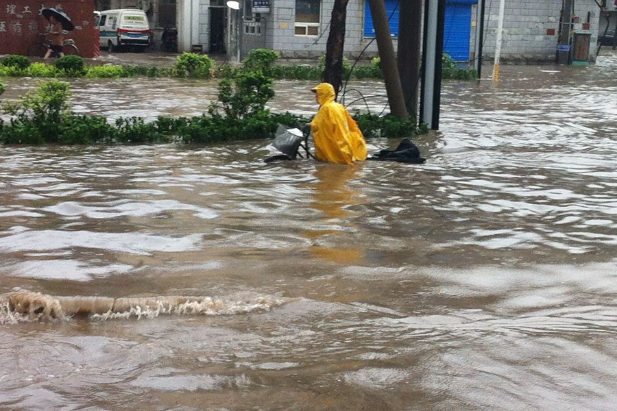 天津遇大暴雨襲擊稱澤國 市民劃船出行