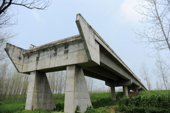 安徽河南交界投資千萬(wàn)大橋建成6年未通車(chē)