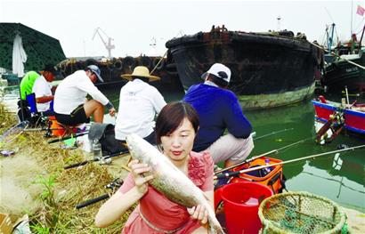 青島20人花50萬元放生萬條美國(guó)紅魚 百人瘋狂垂釣