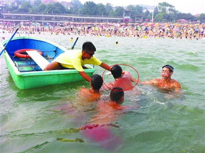 青島浴場救生員個個是古銅色肌肉男 救人時很瘋狂