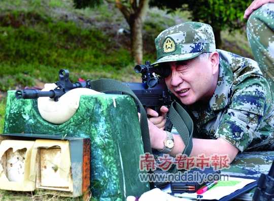 汪洋在廣東省軍區(qū)進(jìn)行步槍手槍實(shí)彈射擊