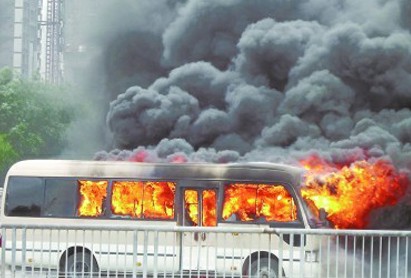 豐田考斯特線路短路致火災(zāi) 濃煙滾滾燒成空殼