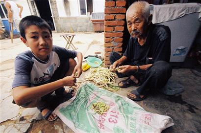 13歲少年獨(dú)力照顧患病爺爺奶奶癱瘓爸爸 5歲起洗衣做飯