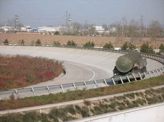 資料圖：解放軍某種未知型號的機動式導(dǎo)彈發(fā)射車試車，外界推測這就是DF-41洲際導(dǎo)彈系統(tǒng)使用的底盤