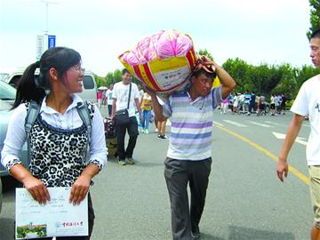 海大新生報到私家車停滿校園 父母租房陪到中秋