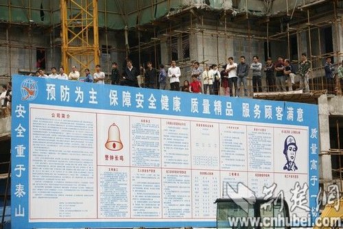 武漢建筑工地升降機(jī)從高空墜落 已致19人身亡