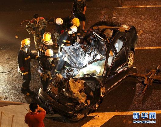 醉駕轎車(chē)與天燃?xì)夤捃?chē)相撞 轎車(chē)被撞碎4人死亡