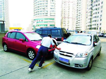 男子車位被占砸車泄憤 賠款5萬(wàn)獲刑3月