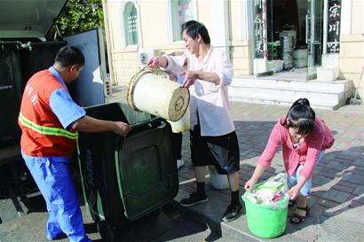 青島四方市南上門收垃圾 居民垃圾堆樓道逼垃圾桶回歸