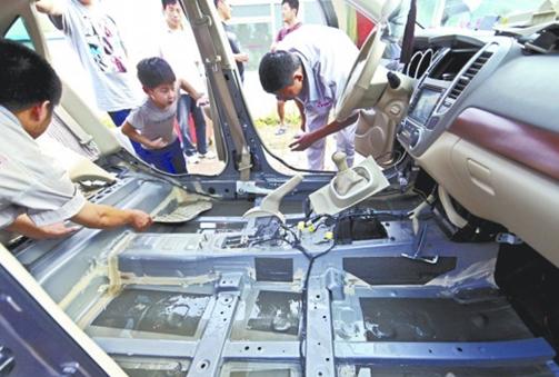 膠南遭遇200年一遇暴雨 被淹汽車(chē)擠爆修理廠