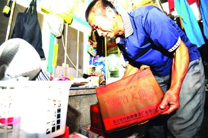 膠南暴雨:4千車輛趴窩 千噸黃泥漫街